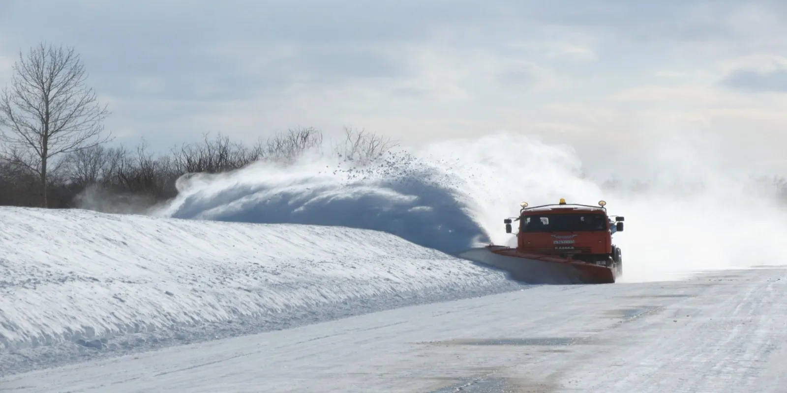 Räumfahrzeug auf verschneiter Straße – Westfalia Winterdienst in Gevelsberg