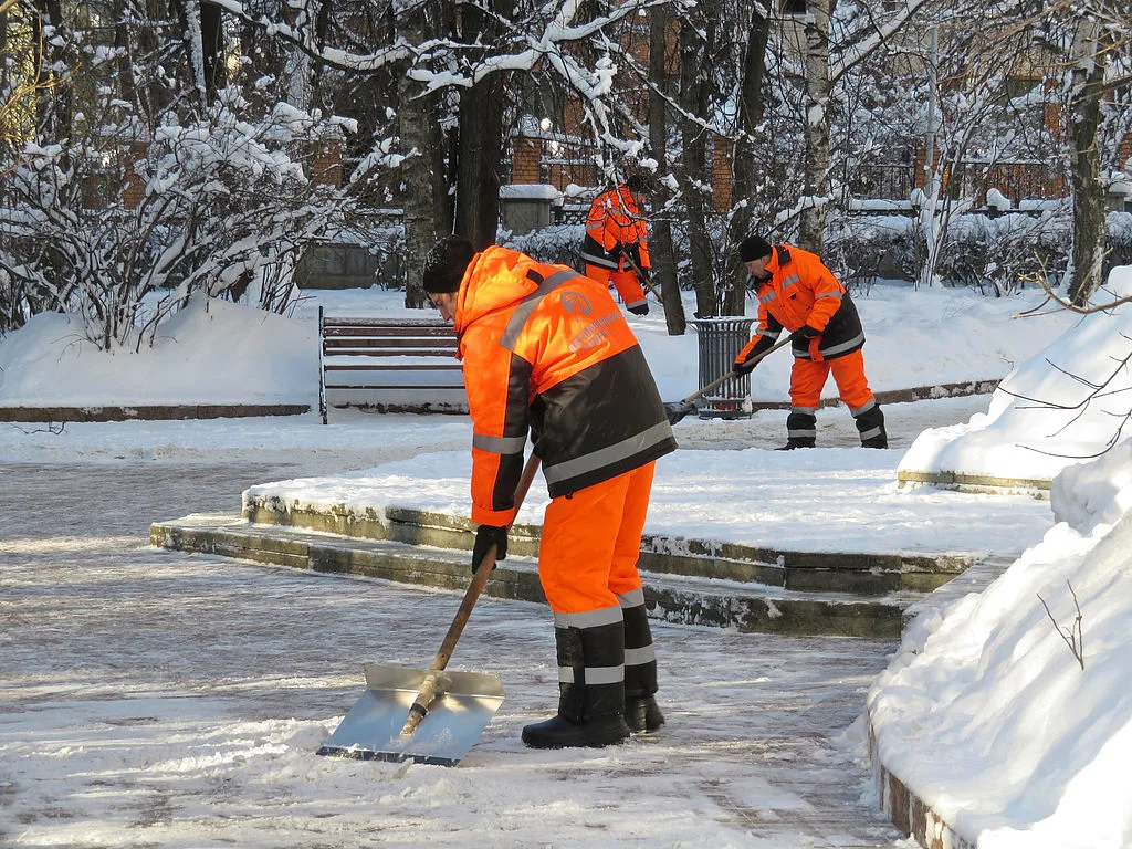 Winterdienst-Team beim Schneeschaufeln – Westfalia Winterdienst in Gladbeck